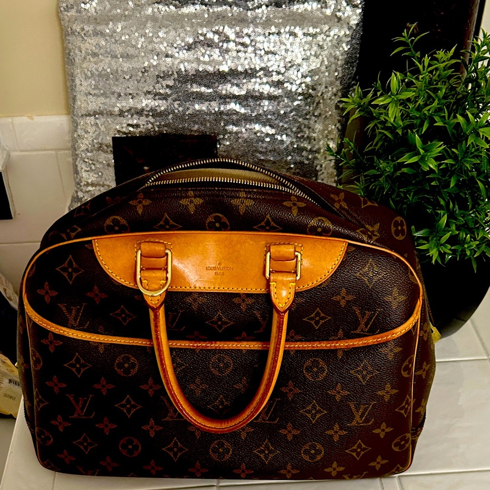 EUC Luxury Brown Monogram DEAUVILLE